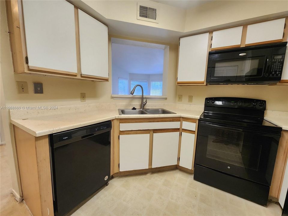 For Sale: $220,000 (2 beds, 2 baths, 1241 Square Feet)