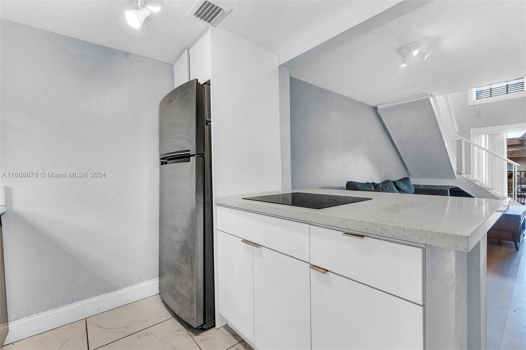 Active With Contract: $237,000 (1 beds, 1 baths, 801 Square Feet)