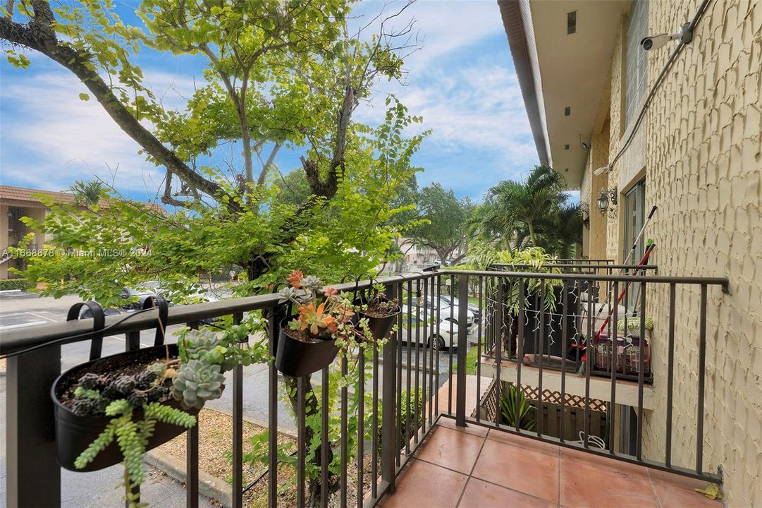 Active With Contract: $237,000 (1 beds, 1 baths, 801 Square Feet)