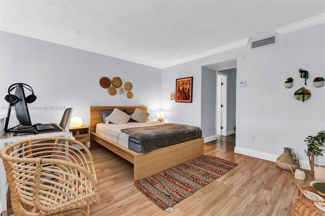 Active With Contract: $237,000 (1 beds, 1 baths, 801 Square Feet)