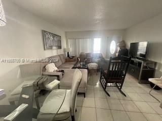 For Sale: $235,000 (1 beds, 1 baths, 599 Square Feet)