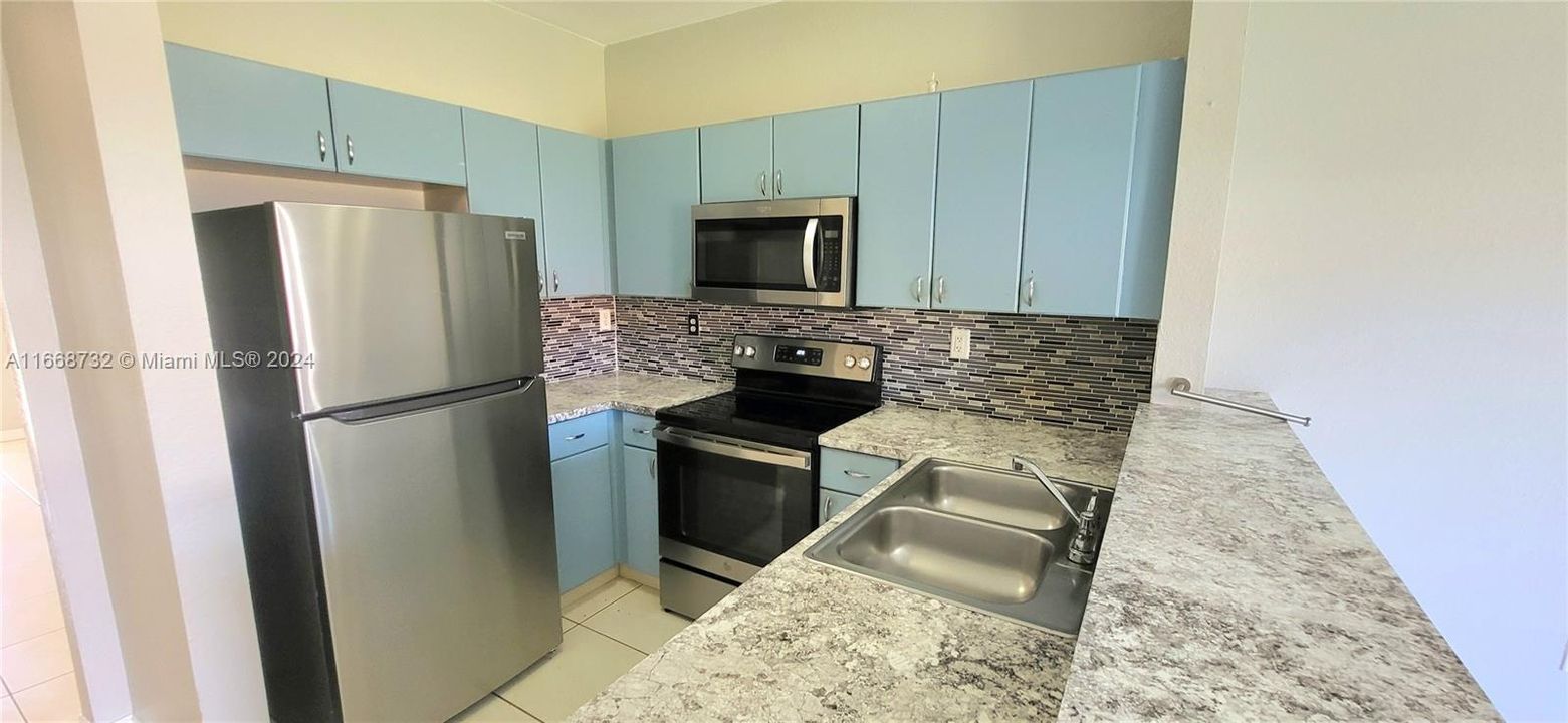 For Rent: $2,700 (3 beds, 2 baths, 1182 Square Feet)