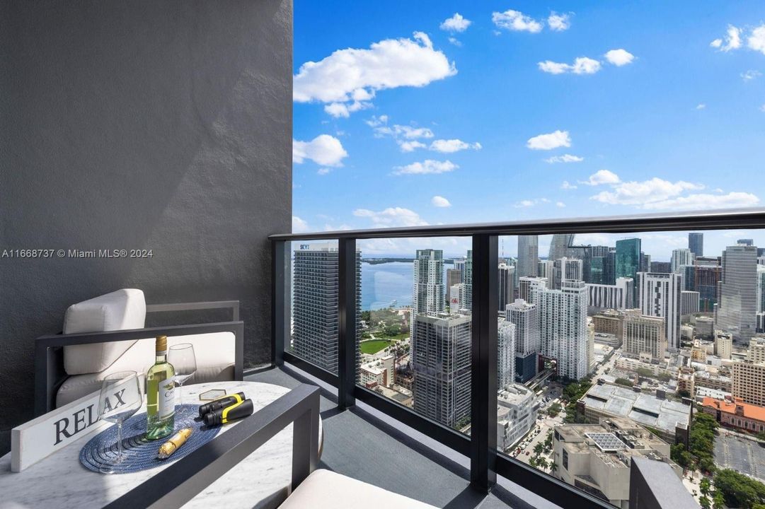 For Sale: $895,000 (1 beds, 1 baths, 560 Square Feet)