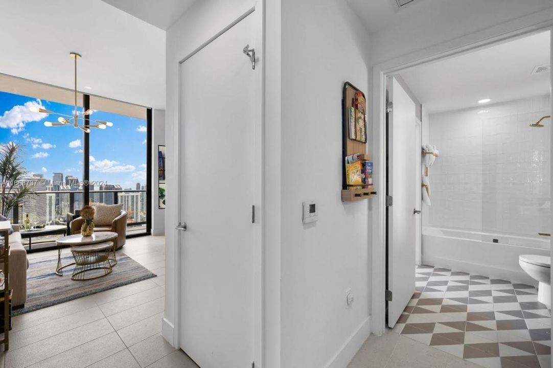 For Sale: $895,000 (1 beds, 1 baths, 560 Square Feet)