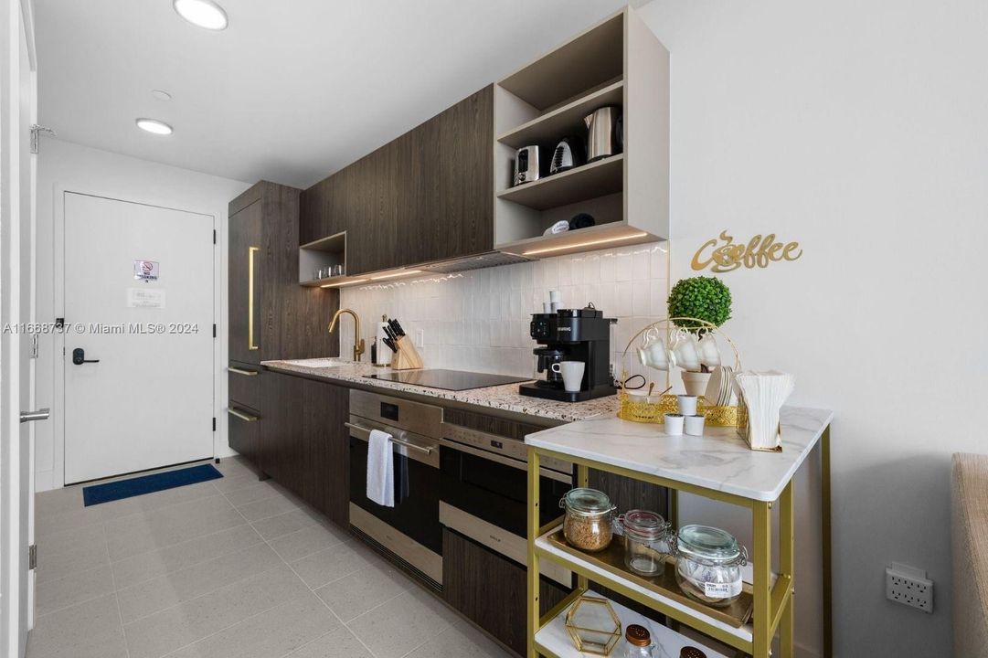 For Sale: $895,000 (1 beds, 1 baths, 560 Square Feet)