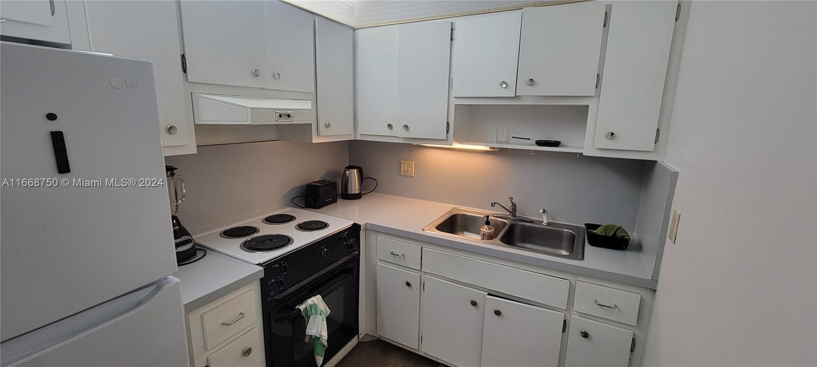 For Sale: $212,000 (1 beds, 1 baths, 678 Square Feet)