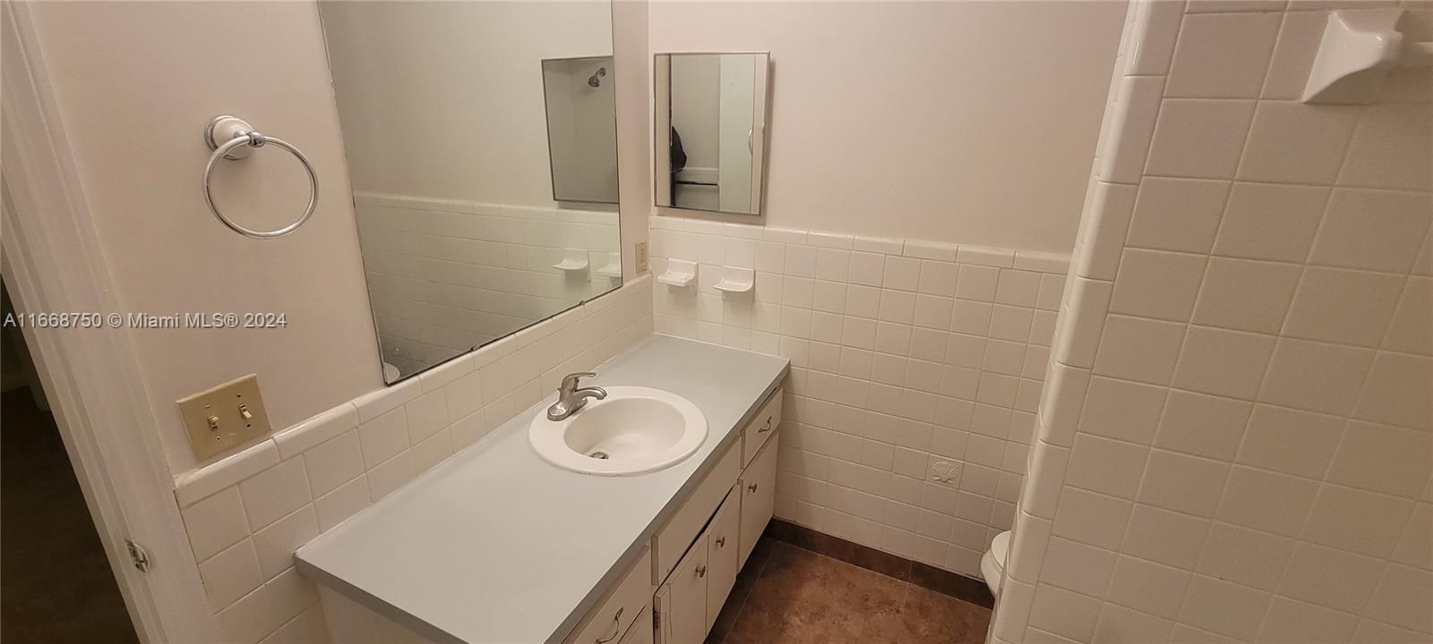 For Sale: $212,000 (1 beds, 1 baths, 678 Square Feet)