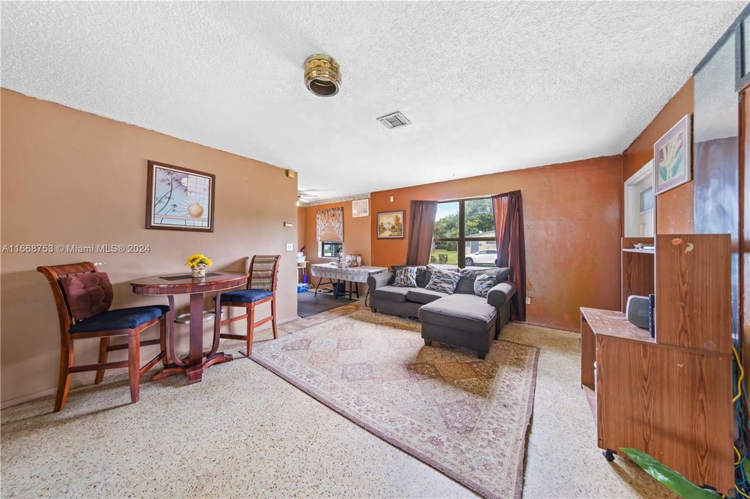 For Sale: $350,000 (3 beds, 1 baths, 1361 Square Feet)