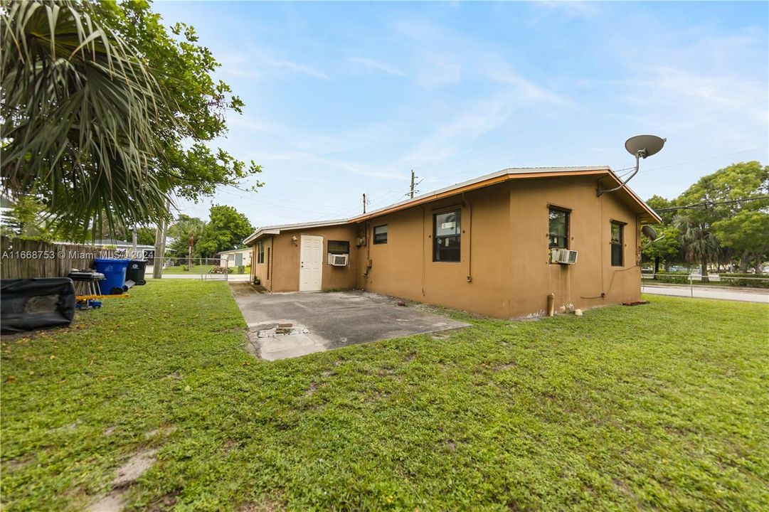 For Sale: $350,000 (3 beds, 1 baths, 1361 Square Feet)