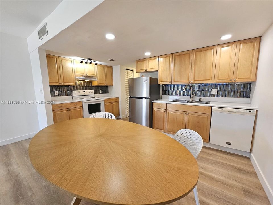 For Sale: $220,000 (1 beds, 1 baths, 685 Square Feet)