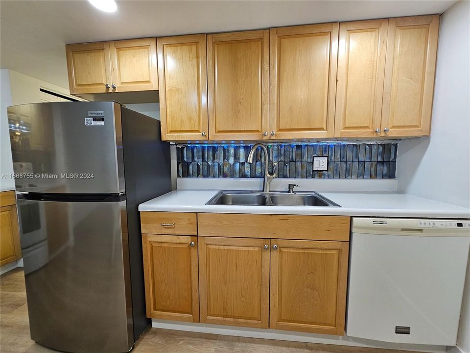 For Sale: $220,000 (1 beds, 1 baths, 685 Square Feet)