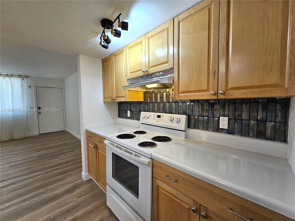 For Sale: $220,000 (1 beds, 1 baths, 685 Square Feet)