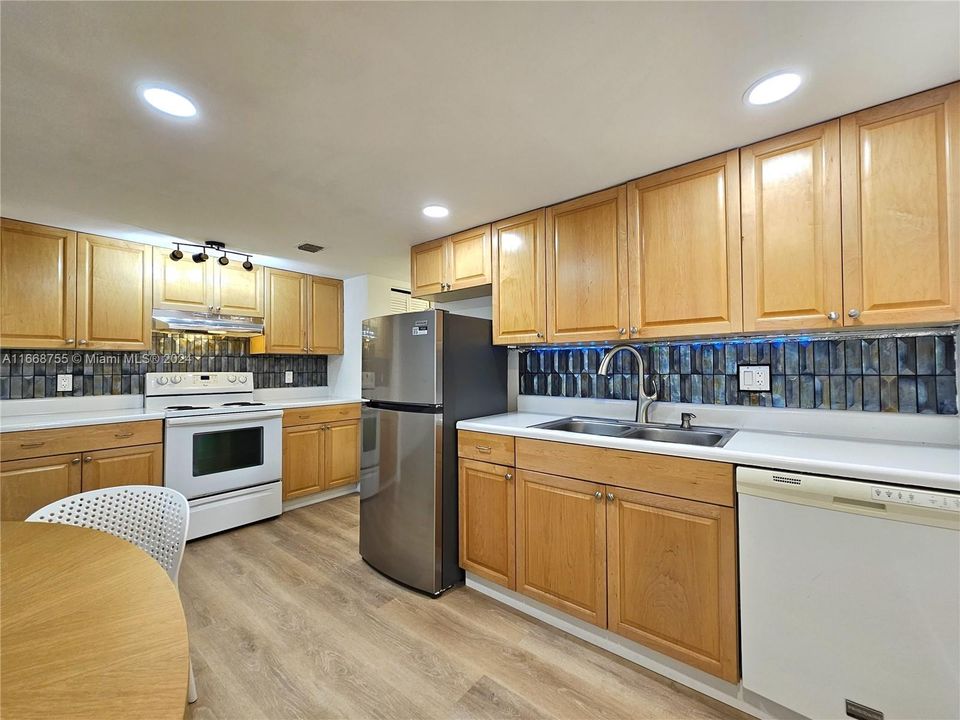 For Sale: $220,000 (1 beds, 1 baths, 685 Square Feet)