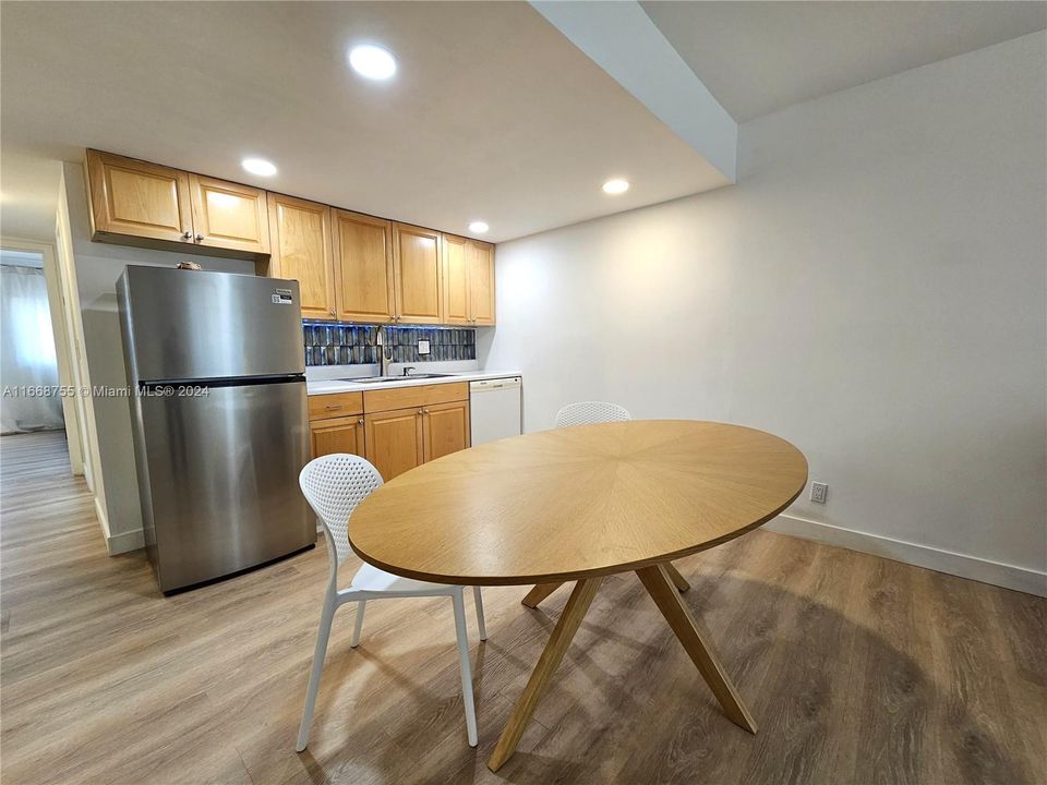 For Sale: $220,000 (1 beds, 1 baths, 685 Square Feet)