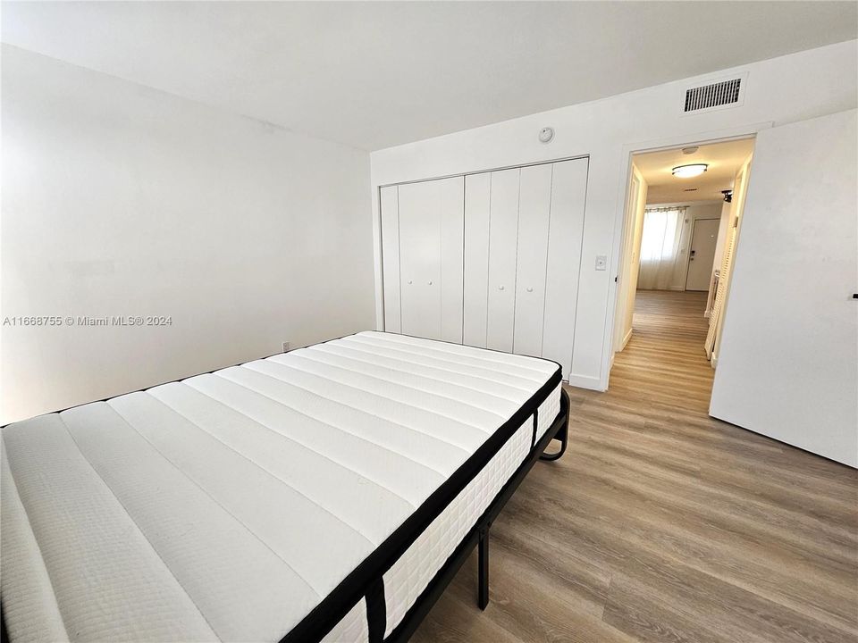 For Sale: $220,000 (1 beds, 1 baths, 685 Square Feet)