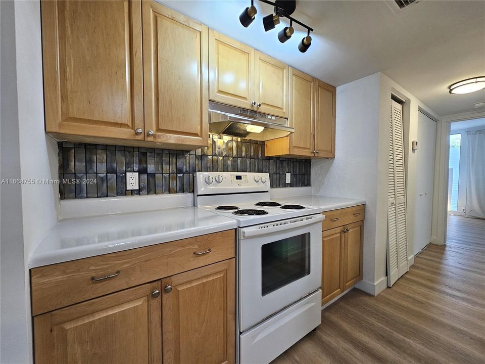 For Sale: $220,000 (1 beds, 1 baths, 685 Square Feet)