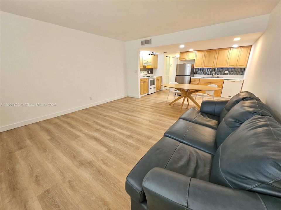 For Sale: $220,000 (1 beds, 1 baths, 685 Square Feet)