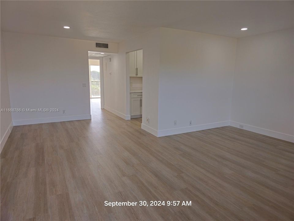 For Sale: $160,000 (1 beds, 1 baths, 811 Square Feet)