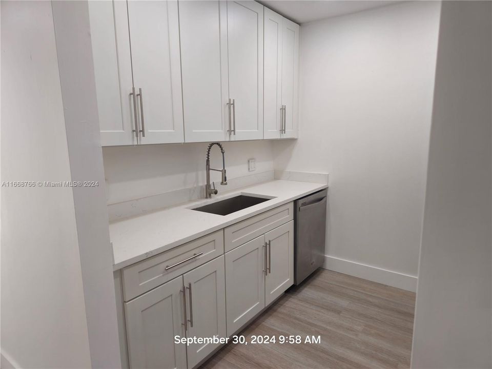 For Sale: $160,000 (1 beds, 1 baths, 811 Square Feet)