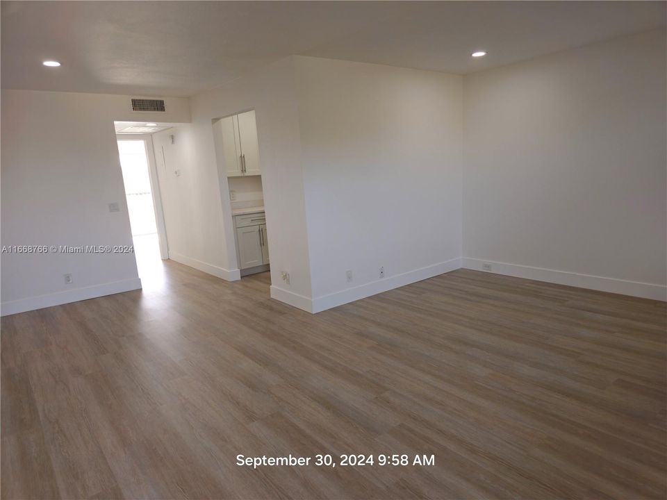 For Sale: $160,000 (1 beds, 1 baths, 811 Square Feet)