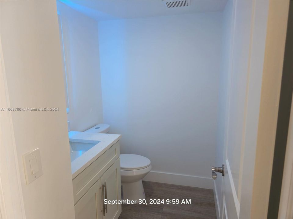 For Sale: $160,000 (1 beds, 1 baths, 811 Square Feet)