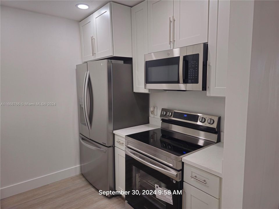 For Sale: $160,000 (1 beds, 1 baths, 811 Square Feet)