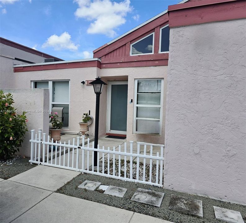 For Sale: $380,000 (2 beds, 2 baths, 1123 Square Feet)