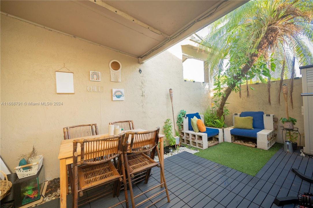 For Sale: $395,000 (2 beds, 2 baths, 840 Square Feet)