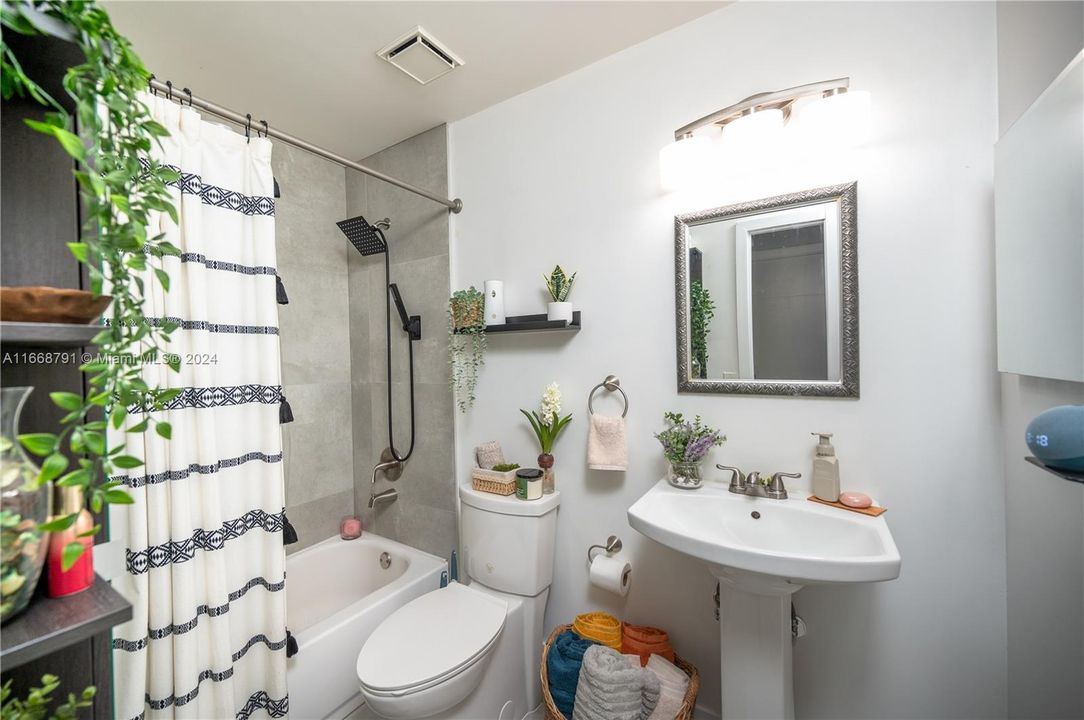 For Sale: $395,000 (2 beds, 2 baths, 840 Square Feet)