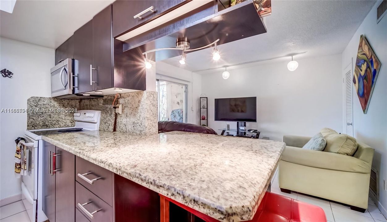 Active With Contract: $2,900 (3 beds, 2 baths, 1641 Square Feet)