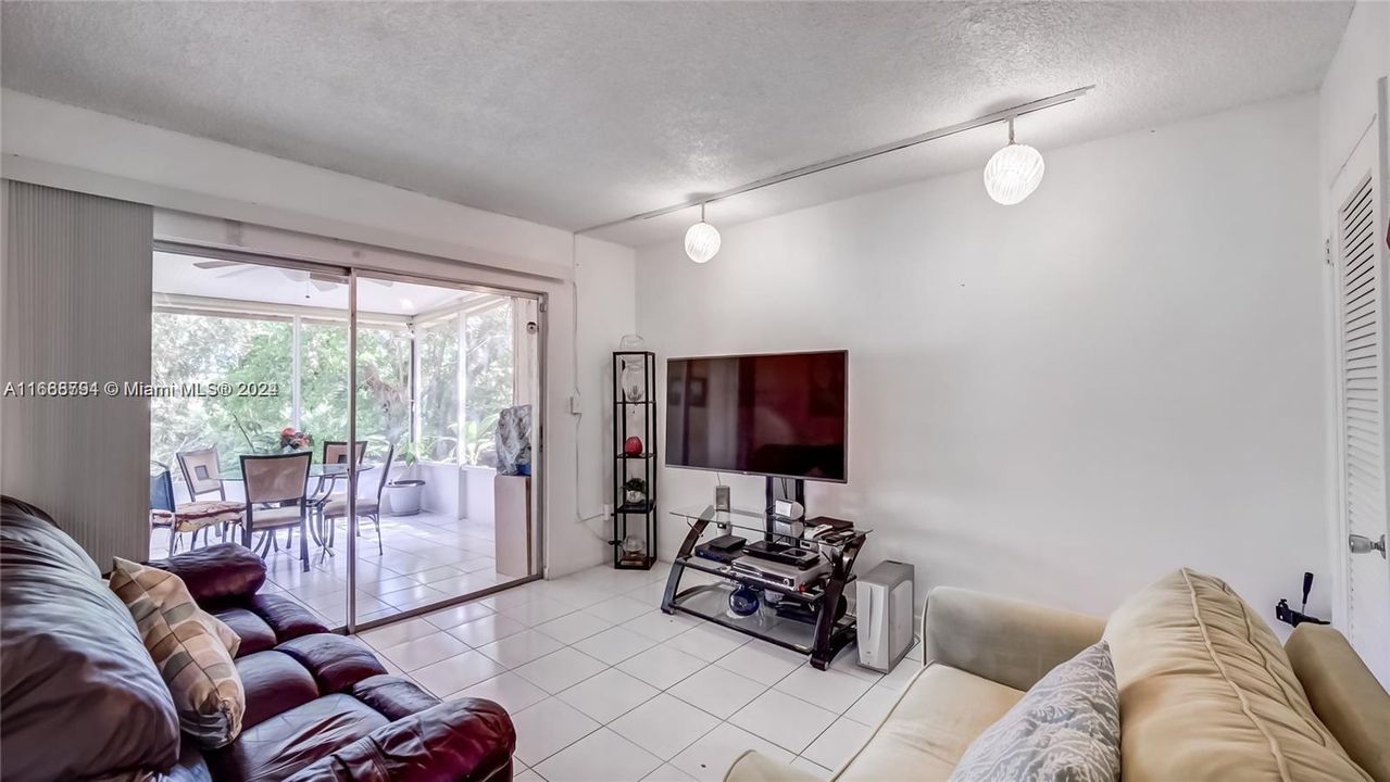 Active With Contract: $2,900 (3 beds, 2 baths, 1641 Square Feet)