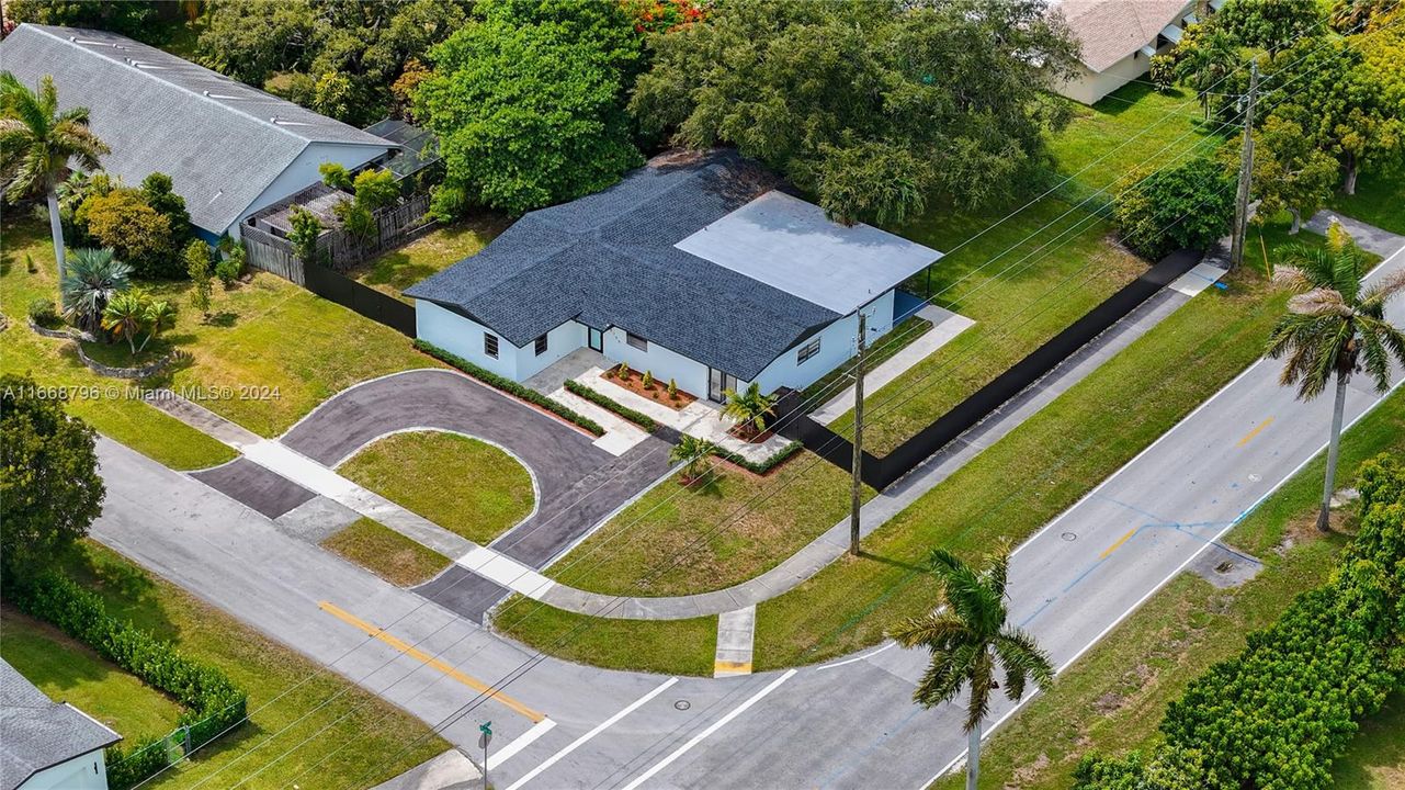 For Sale: $999,000 (4 beds, 2 baths, 2414 Square Feet)