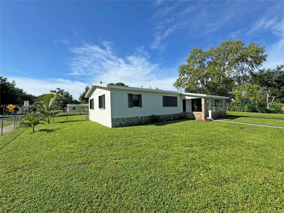 For Sale: $534,900 (3 beds, 2 baths, 1387 Square Feet)