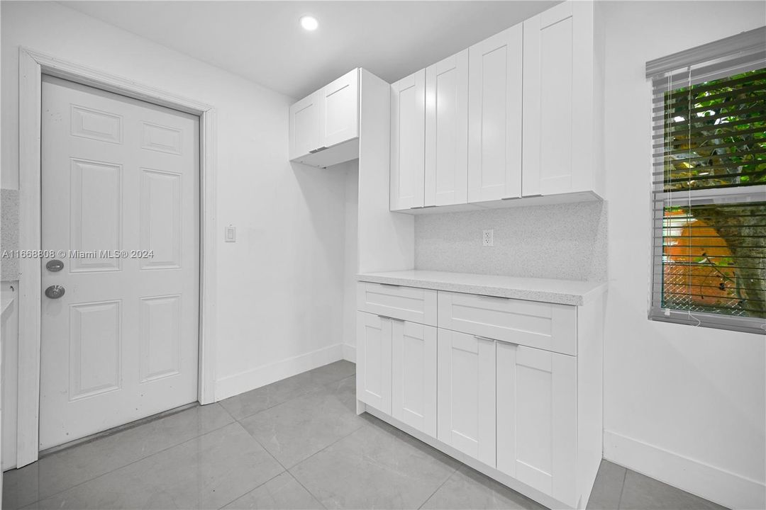 For Sale: $360,000 (2 beds, 1 baths, 594 Square Feet)