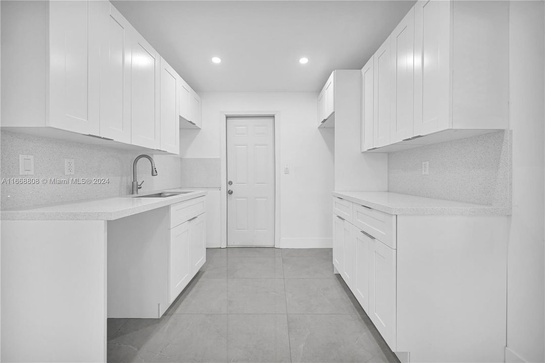 For Sale: $360,000 (2 beds, 1 baths, 594 Square Feet)