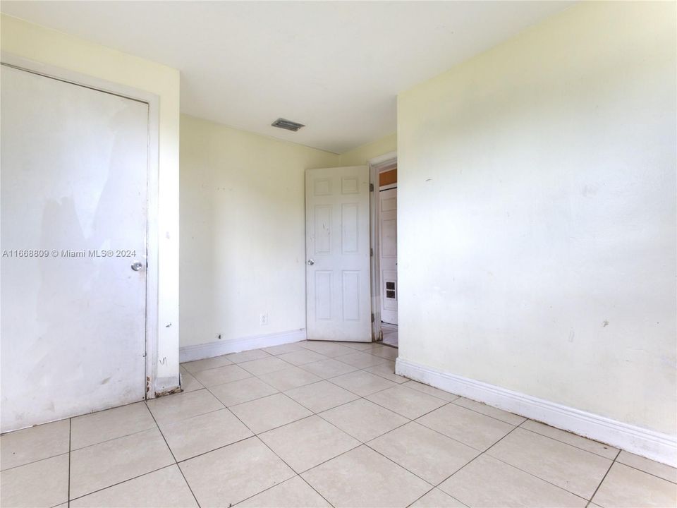 For Sale: $295,000 (3 beds, 2 baths, 828 Square Feet)