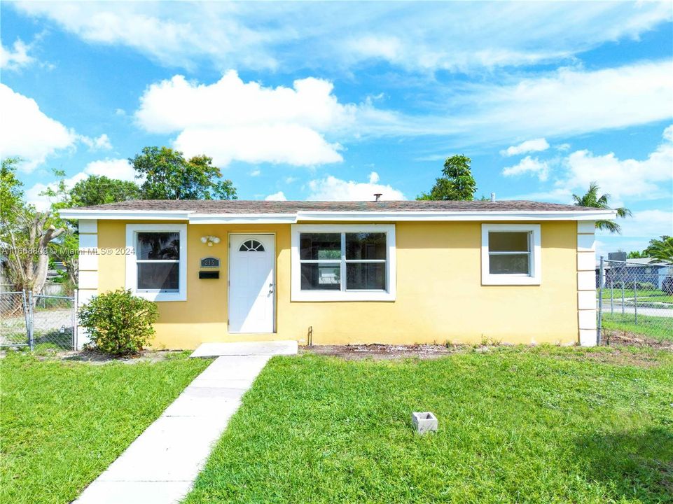 For Sale: $295,000 (3 beds, 2 baths, 828 Square Feet)