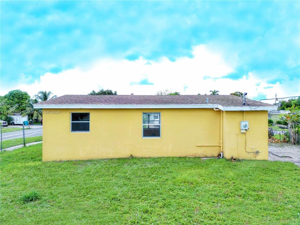 For Sale: $295,000 (3 beds, 2 baths, 828 Square Feet)