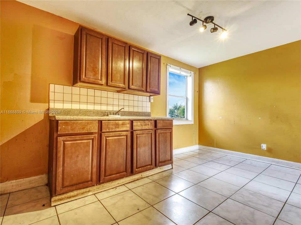 For Sale: $295,000 (3 beds, 2 baths, 828 Square Feet)