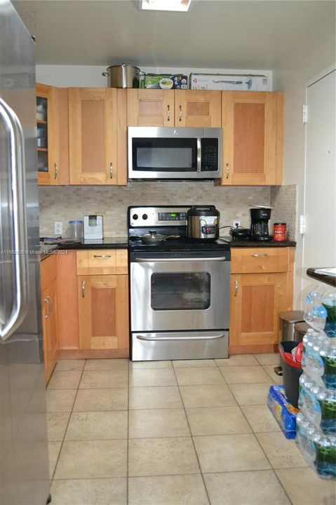 For Sale: $320,000 (1 beds, 1 baths, 880 Square Feet)