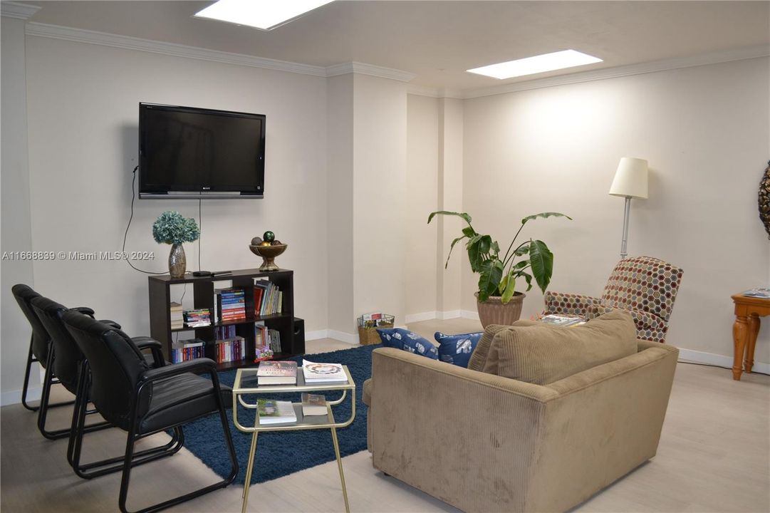 For Sale: $320,000 (1 beds, 1 baths, 880 Square Feet)