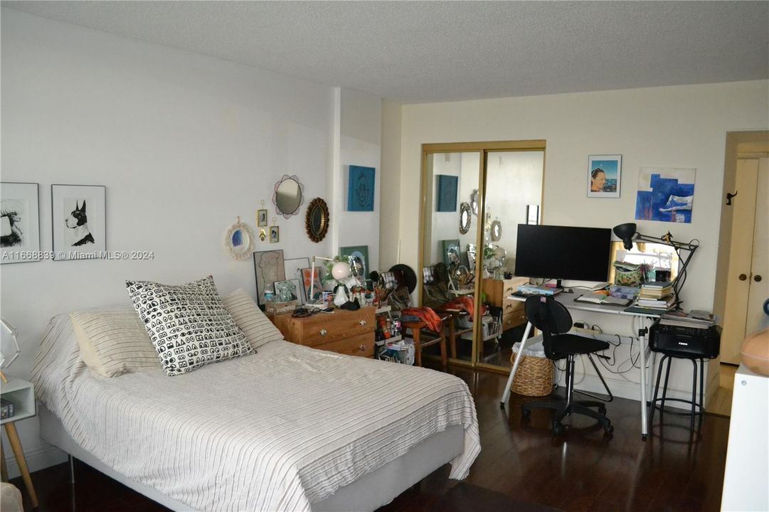 For Sale: $320,000 (1 beds, 1 baths, 880 Square Feet)