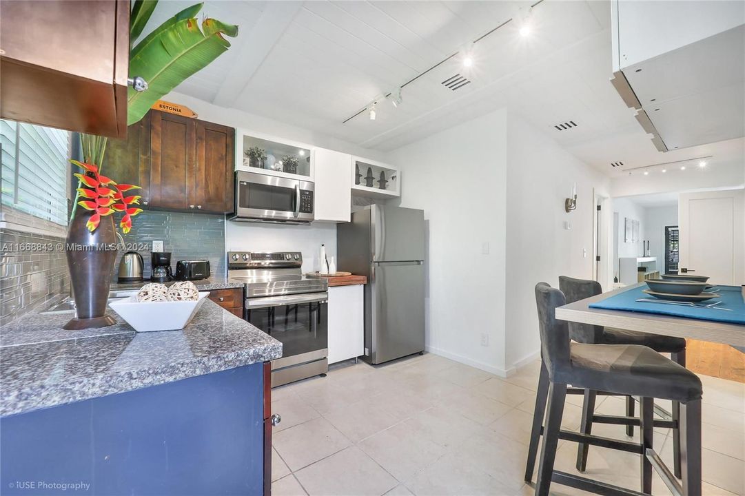 Active With Contract: $4,750 (3 beds, 3 baths, 1500 Square Feet)