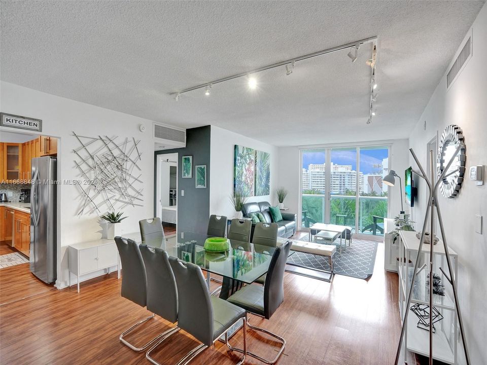 For Sale: $568,000 (2 beds, 2 baths, 1176 Square Feet)