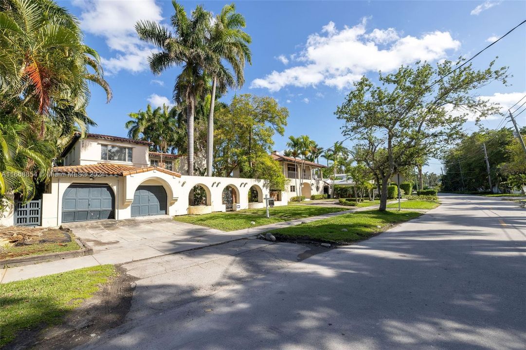 For Sale: $2,995,000 (6 beds, 4 baths, 2889 Square Feet)