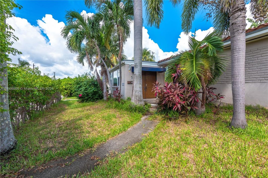 For Sale: $1,100,000 (3 beds, 2 baths, 2032 Square Feet)