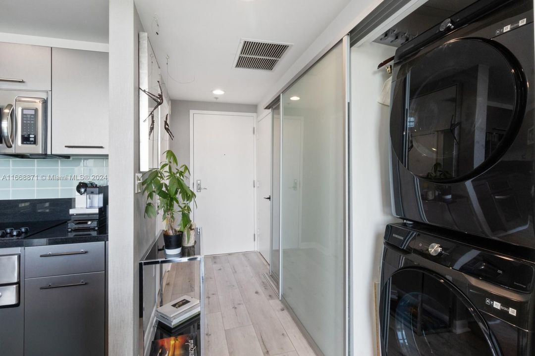 For Sale: $440,000 (1 beds, 1 baths, 978 Square Feet)