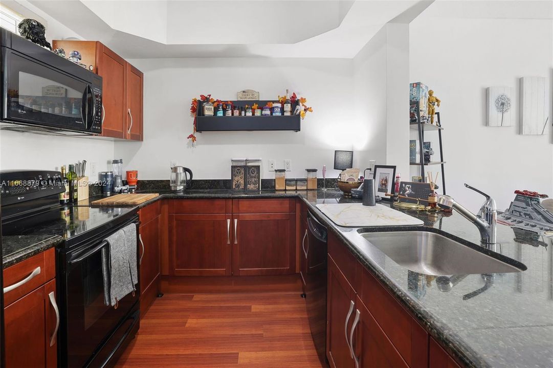 For Sale: $355,000 (1 beds, 1 baths, 770 Square Feet)