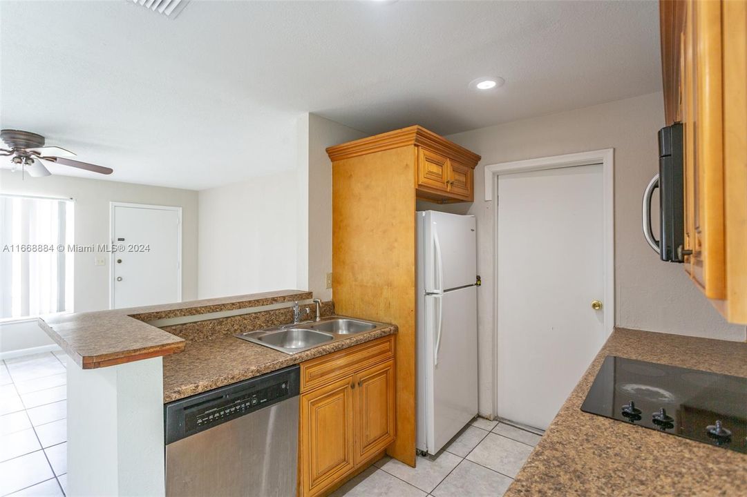 For Sale: $375,000 (3 beds, 1 baths, 815 Square Feet)