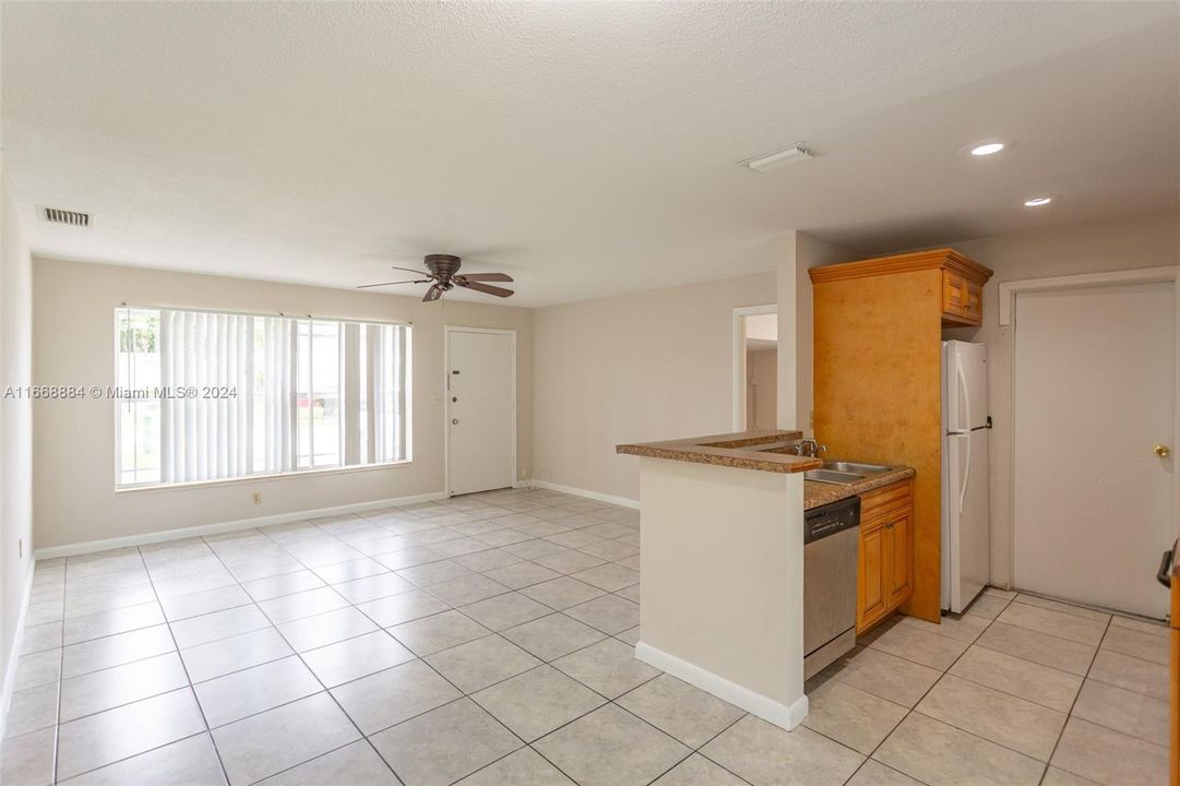 For Sale: $375,000 (3 beds, 1 baths, 815 Square Feet)